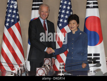 Seoul, Südkorea. 6. Dezember 2013. South Korean President Park Geun-hye (R) trifft sich mit Besuch US-Vizepräsident Joe Biden bei der Präsidentschafts-blaue Haus in Seoul, Südkorea, 6. Dezember 2013. Bildnachweis: Xinhua/Alamy Live-Nachrichten Stockfoto