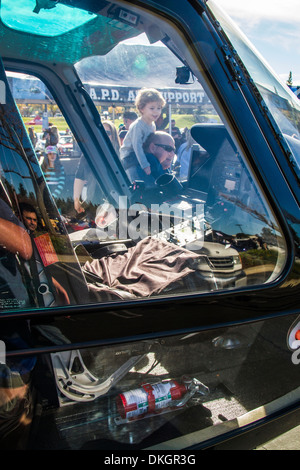 Das Cockpit eines Hubschraubers, Los Angeles Polizei-Abteilung beim Motor4toys-Event in Woodland Hills, Kalifornien Stockfoto