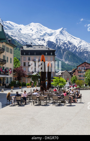 Café im freien Platz im Stadtzentrum von Chamonix-Mont-Blanc, Haute-Savoie, Rhône-Alpes, Frankreich Stockfoto