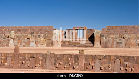 Panoramablick auf halb unterirdischen Tempel und hohen Mauern in Tiwanaku - Teil der Ruinen der antiken Stadt in den Anden in Bolivien Südamerika Stockfoto