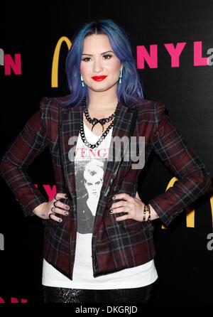 Los Angeles, CA, USA. 5. Dezember 2013. Demi Lovato im Ankunftsbereich für NYLON Magazin Dezember Ausgabe fest, Smashbox Studios in West Hollywood, Los Angeles, CA 5. Dezember 2013. Bildnachweis: Emiley Schweich/Everett Collection/Alamy Live-Nachrichten Stockfoto