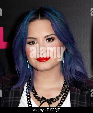 Los Angeles, CA, USA. 5. Dezember 2013. Demi Lovato im Ankunftsbereich für NYLON Magazin Dezember Ausgabe fest, Smashbox Studios in West Hollywood, Los Angeles, CA 5. Dezember 2013. Bildnachweis: Emiley Schweich/Everett Collection/Alamy Live-Nachrichten Stockfoto