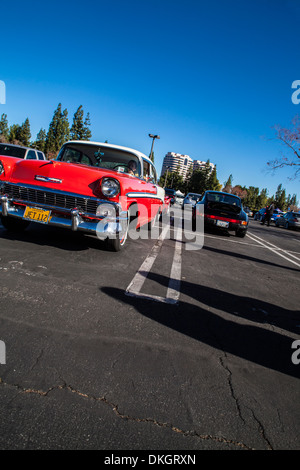 1956-Chevy und ein Porsche 911 Carrera auf der Motor4toys-Veranstaltung in Woodland Hills, Kalifornien Stockfoto