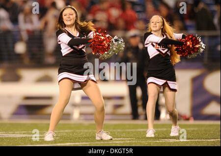 5. Dezember 2013: Linganore Lancer Cheerleader durchführen, während die Hälfte während der Aktion zwischen Franklin-Indianern und den Linganore Lancers bei den MD 3A Fußball Staatsmeisterschaften im M & T Bank Stadium in Baltimore, MD. Franklin besiegte Linganore 20-7. Stockfoto