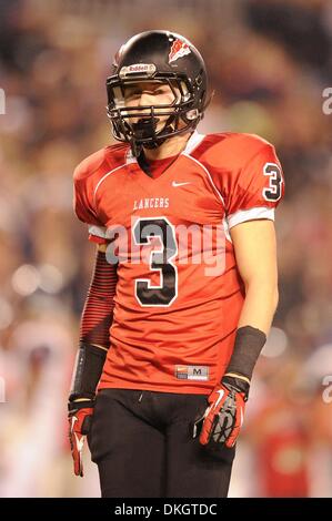 5. Dezember 2013: Linganore Lancer WR Sam Weir (3) erwartet die Snap in Aktion zwischen die Franklin-Indianer und Linganore Lancers bei den MD 3A Fußball Staatsmeisterschaften im M & T Bank Stadium in Baltimore, MD. Franklin besiegte Linganore 20-7. Stockfoto