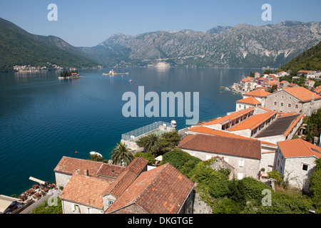 Blick von St.-Nikolaus-Kirche St. George Island und unserer lieben Frau von den Felsen, Bucht von Kotor, UNESCO Website, Montenegro Stockfoto