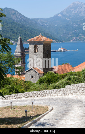 St. Nicholas Church und St. George Island in den Hintergrund, Perast, Bucht von Kotor, UNESCO World Heritage Site, Montenegro Stockfoto