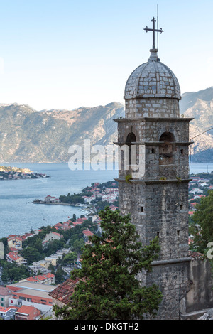 Altstadt von Kotor in der Morgendämmerung mit Kirche unserer lieben Frau der Mittel in den Vordergrund, Kotor, UNESCO World Heritage Site, Montenegro Stockfoto