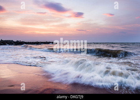 Wellen am Strand von Negombo Sonnenuntergang, Westküste von Sri Lanka, Asien Stockfoto