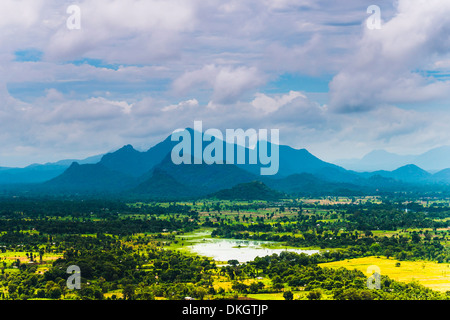 Sri Lanka Landschaft, genommen von der Spitze der Felsenfestung Sigiriya (Lion Rock), Sigiriya, Sri Lanka, Asien Stockfoto