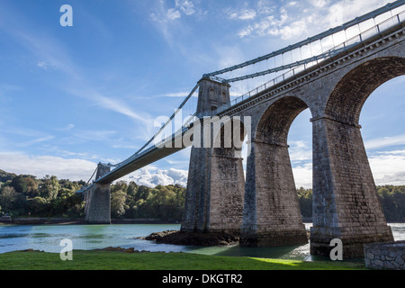 Menai Bridge über die Menai Strait, Anglesey, Wales, Vereinigtes Königreich, Europa Stockfoto