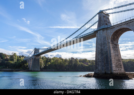 Menai Bridge über die Menai Strait, Anglesey, Wales, Vereinigtes Königreich, Europa Stockfoto