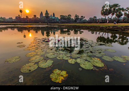 Sonnenaufgang über Angkor Wat, Angkor, UNESCO-Weltkulturerbe, Siem Reap Province, Kambodscha, Asien, Südostasien, Indochina Stockfoto