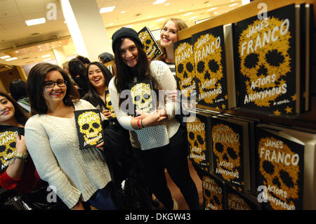 Vancouver, Kanada. 5. Dezember 2013. Fans warten außerhalb Kapitel Buchhandlung für Förderung der US-Schauspieler James Buch "Schauspieler anonyme" in Vancouver, Kanada, am 5. Dezember 2013. Franco war derzeit in Vancouver für Film Spielfilm "The Interview". Bildnachweis: Sergei Bachlakov/Xinhua/Alamy Live-Nachrichten Stockfoto