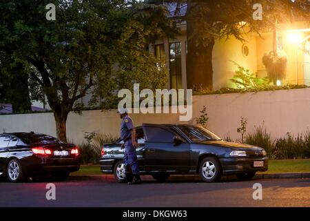 Johannesburg, Südafrika. 6. Dezember 2013.  Aktivitäten außerhalb der ehemaligen Präsidenten Nelson Mandela Houghton nach Hause wie Freunde und Familie besuchen in Johannesburg.  (Foto von Gallo Images / Zeit / Mulligan Lauren/Alamy Live News) Stockfoto