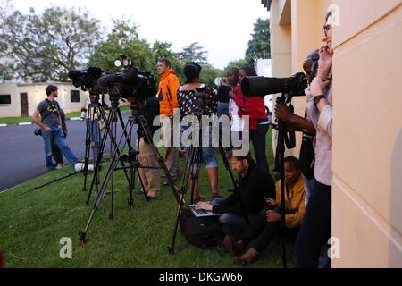 Johannesburg, Südafrika. 6. Dezember 2013.  Aktivitäten außerhalb der ehemaligen Präsidenten Nelson Mandela Houghton nach Hause wie Freunde und Familie besuchen in Johannesburg.  (Foto von Gallo Images / Zeit / Mulligan Lauren/Alamy Live News) Stockfoto