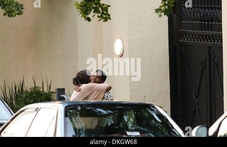 Johannesburg, Südafrika. 6. Dezember 2013.  Aktivitäten außerhalb der ehemaligen Präsidenten Nelson Mandela Houghton nach Hause wie Freunde und Familie besuchen in Johannesburg.  (Foto von Gallo Images / Zeit / Mulligan Lauren/Alamy Live News) Stockfoto