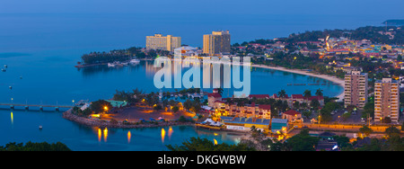 Erhöhten Blick über Stadt und Küste, Ocho Rios, Jamaika, Westindische Inseln, Karibik, Mittelamerika Stockfoto