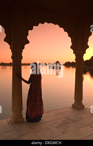 Frau in traditioneller Kleidung, Jaisalmer, westlichen Rajasthan, Indien, Asien Stockfoto