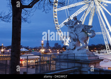 Blick vom Place De La Concorde mit Riesenrad und Statue zum Eiffelturm, Paris, Île-de-France, Frankreich, Europa Stockfoto