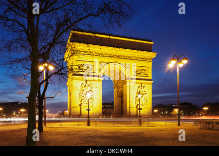 Arc de Triomphe in der Abenddämmerung, Paris, Île-de-France, Frankreich Stockfoto