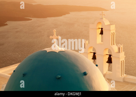 St. Gerasimos Kirche mit blauer Kuppel bei Sonnenuntergang, Firostefani, Santorini, Cyclades, Ägäis, griechische Inseln, Griechenland, Europa Stockfoto