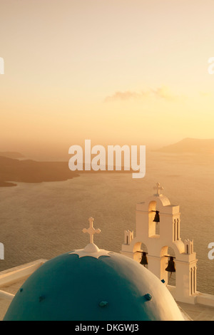 St. Gerasimos Kirche mit blauer Kuppel bei Sonnenuntergang, Firostefani, Santorini, Cyclades, Ägäis, griechische Inseln, Griechenland, Europa Stockfoto