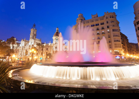 Beleuchteten Brunnen auf der Plaza del Ayuntamineto mit Rathaus in der Abenddämmerung, Comunidad Valencia, Valencia, Spanien, Europa Stockfoto