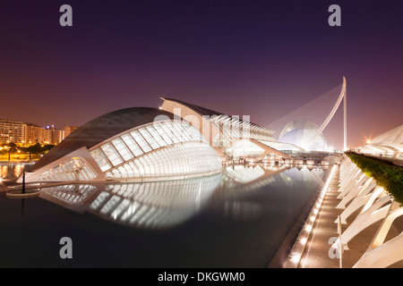 Hemisferic und Principe Felipe Wissenschaftsmuseum in der Abenddämmerung, Architekt Santiago Cavatrava, Stadt der Künste und Wissenschaften, Valencia, Spanien Stockfoto