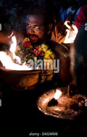 Ein Anhänger Partcipiating in Thaipusam Festival, Batu Caves, Kuala Lumpur, Malaysia, Südostasien, Asien Stockfoto