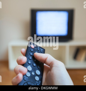 vor dem Fernseher Stockfoto