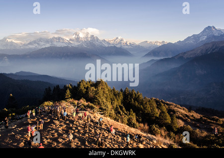 Touristen versammeln sich auf Poon Hill, den Sonnenaufgang über den Annapurna Himal, Nepal, Annapurna Conservation Area, Himalaya Stockfoto