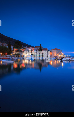 Bol Hafen leuchtet in der Dämmerung, Bol, Insel Brac, Dalmatien, Kroatien, Europa Stockfoto