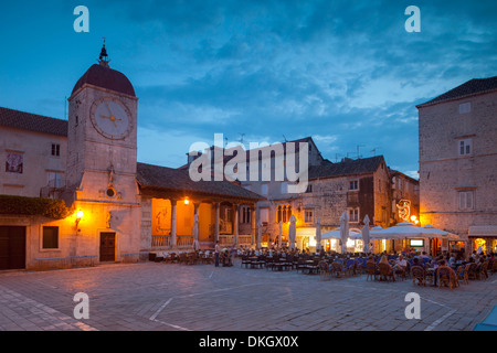 Hauptplatz leuchtet in der Dämmerung mit Cafés, Trogir, UNESCO-Weltkulturerbe, Dalmatien, Kroatien, Europa Stockfoto