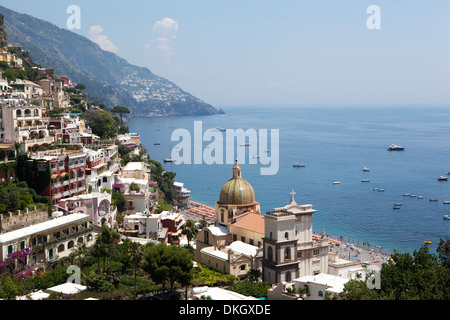 Blick auf Positano mit der typischen Majolika-Kuppel der Santa Maria Assunta, Costiera Amalfitana, der UNESCO, Campania, Italien Stockfoto