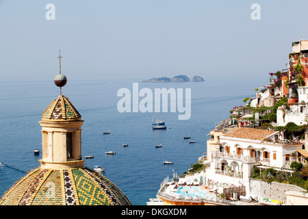 Blick auf Positano mit der typischen Majolika-Kuppel der Santa Maria Assunta, Costiera Amalfitana, der UNESCO, Campania, Italien Stockfoto