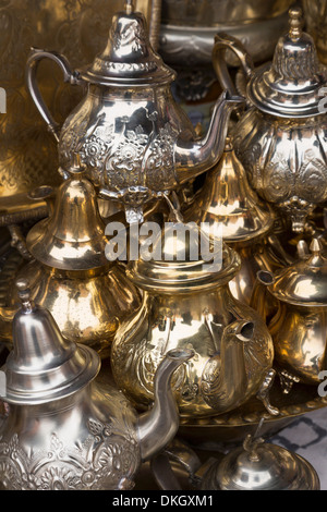 Traditionelle marokkanische Teekannen für Verkauf in den Souks, Marrakesch, Marokko, Nordafrika, Afrika Stockfoto