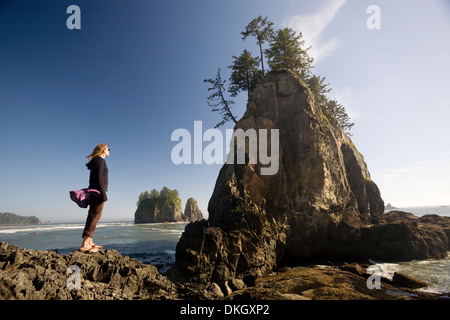 Junge Frau genießen Sie die Küste, zweiten Strand, Olympic Nationalpark, UNESCO-Weltkulturerbe, Washington State, USA Stockfoto