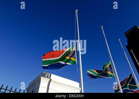 Cape Town, Südafrika. 6. Dezember 2013. Fahnen halbmast am 6. Dezember 2013 in Cape Town, Südafrika. Der Vater der Nation, Nelson Mandela, Tata Madiba, ruhig am Abend des 5. Dezember 2013 in seinem Haus in Houghton mit Familie verstorben. (Foto von Gallo Images / Foto24 / Jaco Marais) Bildnachweis: Gallo Bilder/Alamy Live News Stockfoto