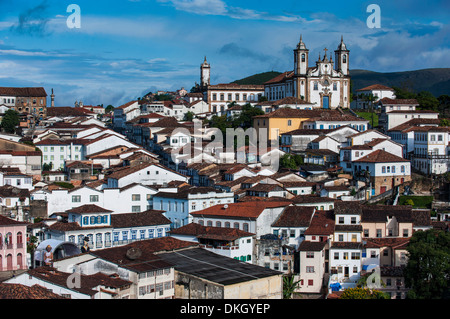 Zeigen Sie über die koloniale Stadt von Ouro Preto, UNESCO-Weltkulturerbe, MInas Gerais, Brasilien, Südamerika an Stockfoto