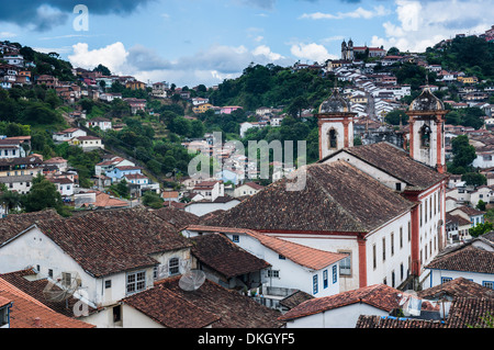 Zeigen Sie über die koloniale Stadt von Ouro Preto, UNESCO-Weltkulturerbe, MInas Gerais, Brasilien, Südamerika an Stockfoto