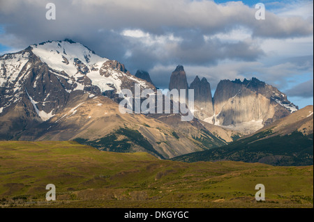 Am frühen Morgen Licht auf die Türme der Nationalpark Torres del Paine, Patagonien, Chile, Südamerika Stockfoto