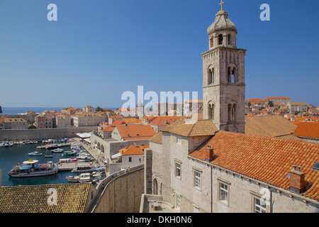 Glockenturm der dominikanischen Kloster und Altstadt Dächer, UNESCO-Weltkulturerbe, Dubrovnik, Dalmatien, Kroatien, Europa Stockfoto