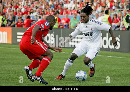 7. August 2009 - Toronto, Ontario, Kanada - 7. August 2009: Royston Ricky Drenthe (15) steuert den Ball in der ersten Hälfte. Real Madrid FC La Liga Spanien schlagen der Toronto FC die MLS 5: 1 in einem Freundschaftsspiel gespielt im BMO Field in Toronto, Ontario. (Kredit-Bild: © Steve Dachgaube/Southcreek Global/ZUMApress.com) Stockfoto