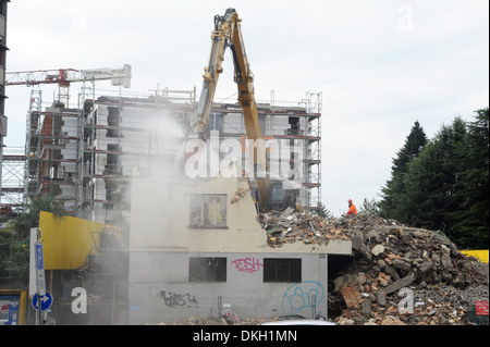 Ein Presslufthammer Abriss eines Hauses mit rückseitig ein Neubau Stockfoto