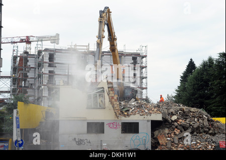 Ein Presslufthammer Abriss eines Hauses mit rückseitig ein Neubau Stockfoto