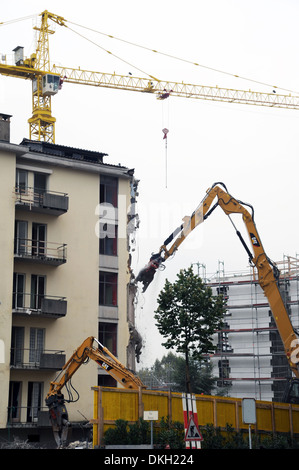 Ein Presslufthammer Abriss eines Hauses mit rückseitig ein Neubau Stockfoto