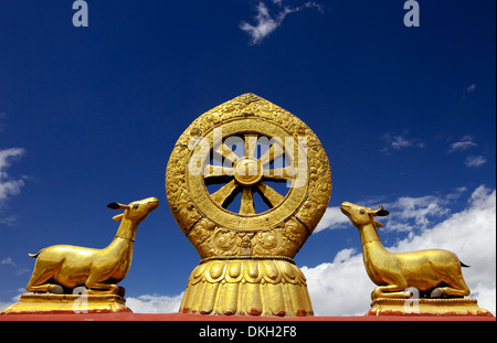 Eine goldene Dharma-Rad und Hirsch Skulpturen auf den Heiligen Jokhang Tempel Dach, Barkhor Square, Lhasa, Tibet, China Stockfoto