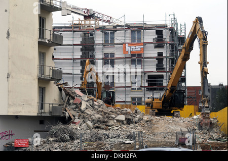 Ein Presslufthammer Abriss eines Hauses mit rückseitig ein Neubau Stockfoto