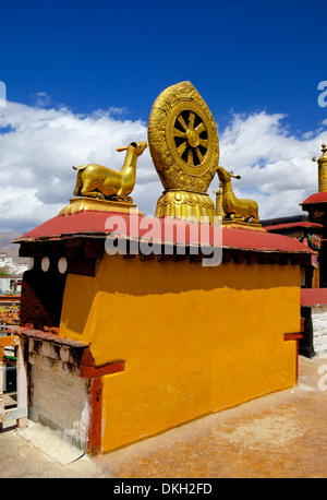 Goldenen Rad des Dharma und Hirsch Skulpturen auf den Heiligen Jokhang Tempel Dach, Barkhor Square, Lhasa, Tibet, China, Asien Stockfoto